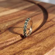 Alexandrite Shared-Prong Band in Yellow Gold