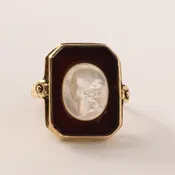 10KYG Vintage Carnelian and Mother of Pearl Cameo Portrait Ring