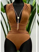 Body elegante drapeado con accesorio decorativo