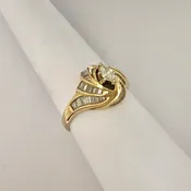 Ladies YG Ring with many Diamonds