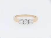 14K GOLD THREE-STONE DIAMOND BAND