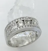 Diamond band in platinum